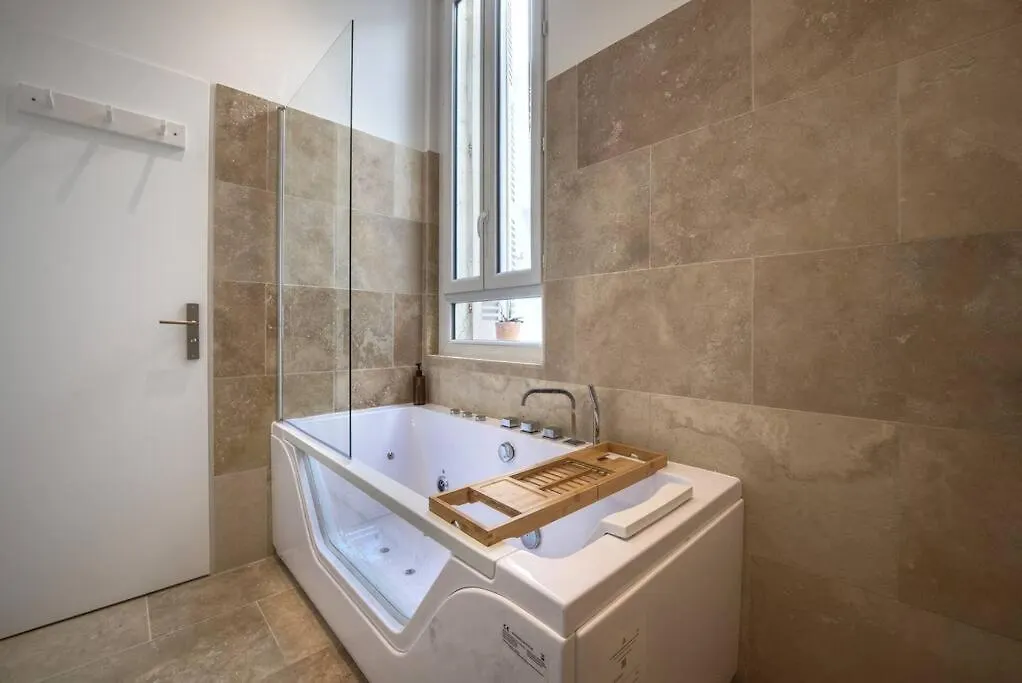 Suite & Jacuzzi - Intramuros Palais Des Papes أفينيون شقة
