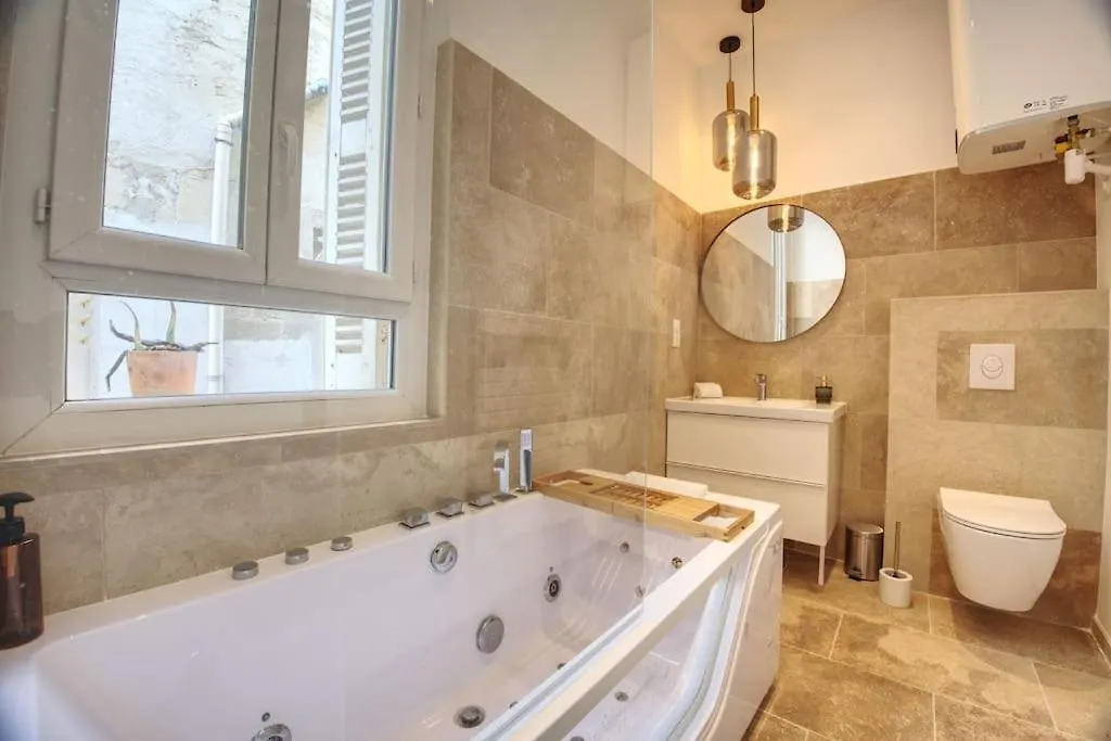 Suite & Jacuzzi - Intramuros Palais Des Papes Avignon 0*,  France